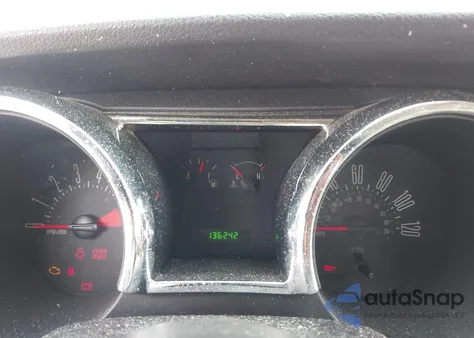 2005 Ford Mustang V6 Deluxe/V6 Premium z USA, uszkodzony, nr VIN 1ZVFT80N955158307